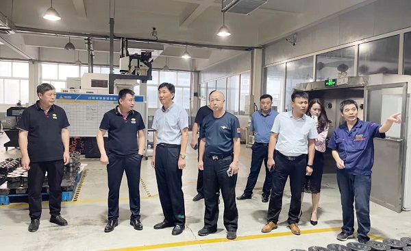 青島德州老鄉會宮（gōng）兆（zhào）東秘書長、禹城市在青流動黨員黨總支籌建負責人劉（liú）建民一行7人蒞臨公司參觀調研4.jpg