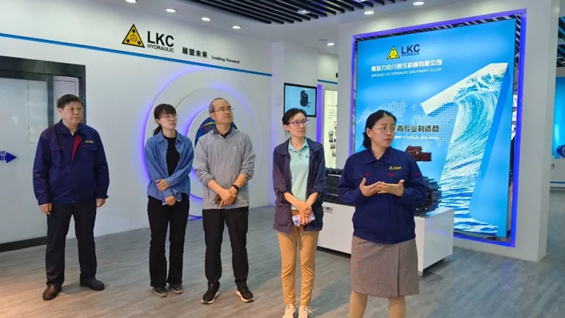 中國工程機械工業協會設（shè）備管理與維修分會秘書長周馥隆一（yī）行蒞臨国产精品嫩草影院免费液壓參觀（guān）指導2.jpg