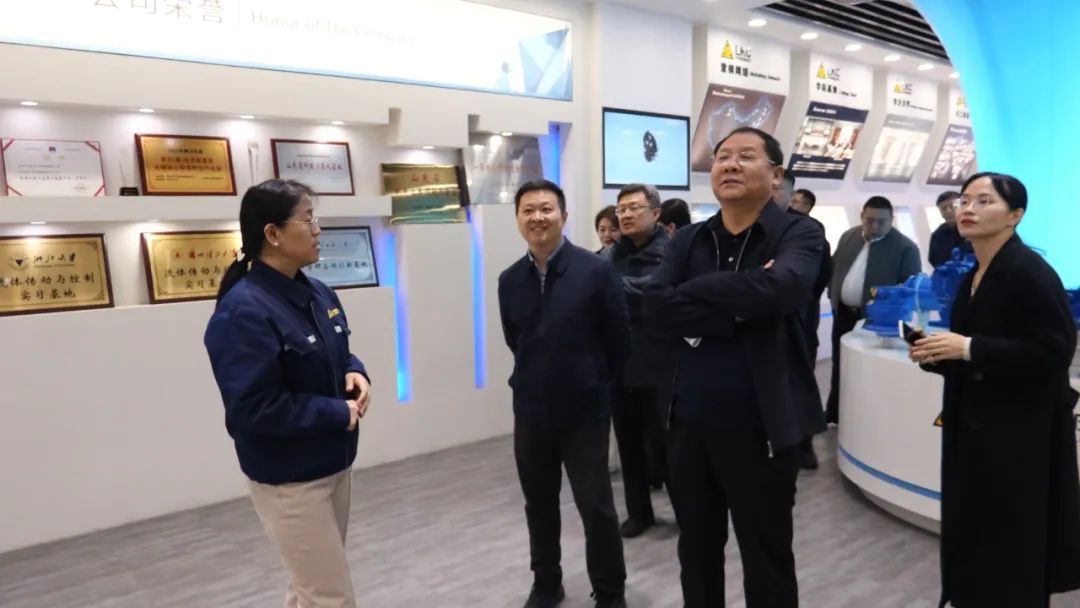 區委統戰（zhàn）部副部長郭可超一行蒞臨国产精品嫩草影院免费液壓參觀（guān）指導（dǎo）2.jpg