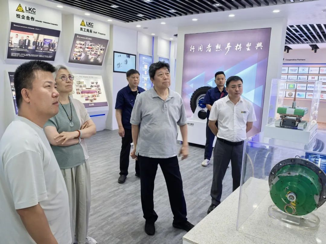 中國液壓氣動密封件工業協會理事長杜旭東一行蒞臨（lín）我（wǒ）公司參觀指導1.jpg